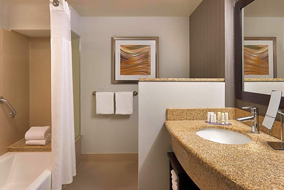 Courtyard by Marriott Kingston Highway 401/Division Street