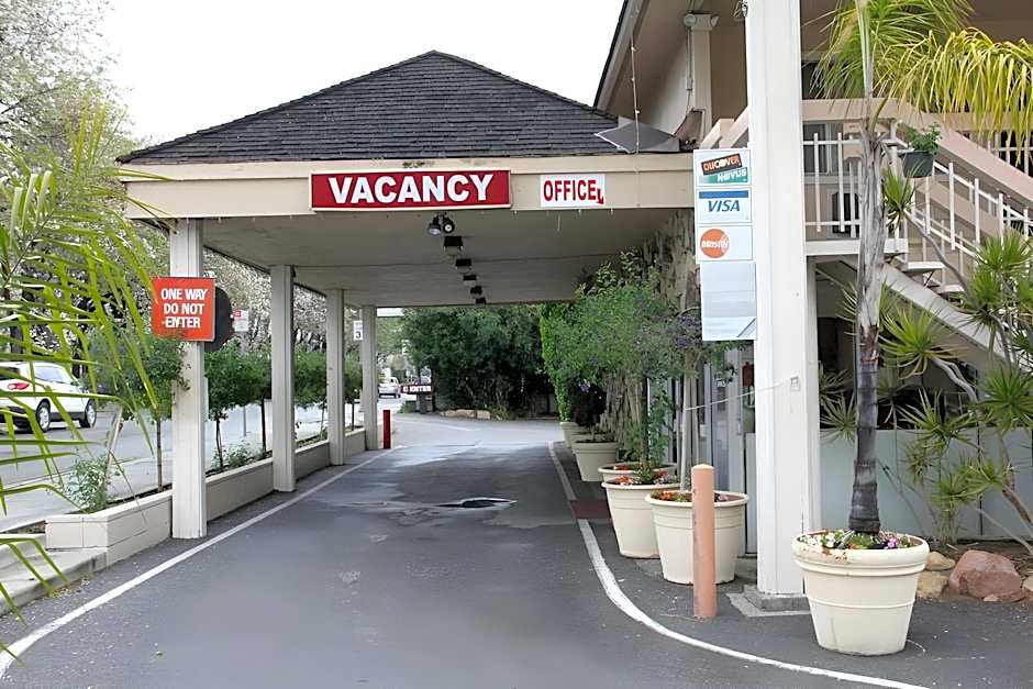 Caravelle Inn & Suites