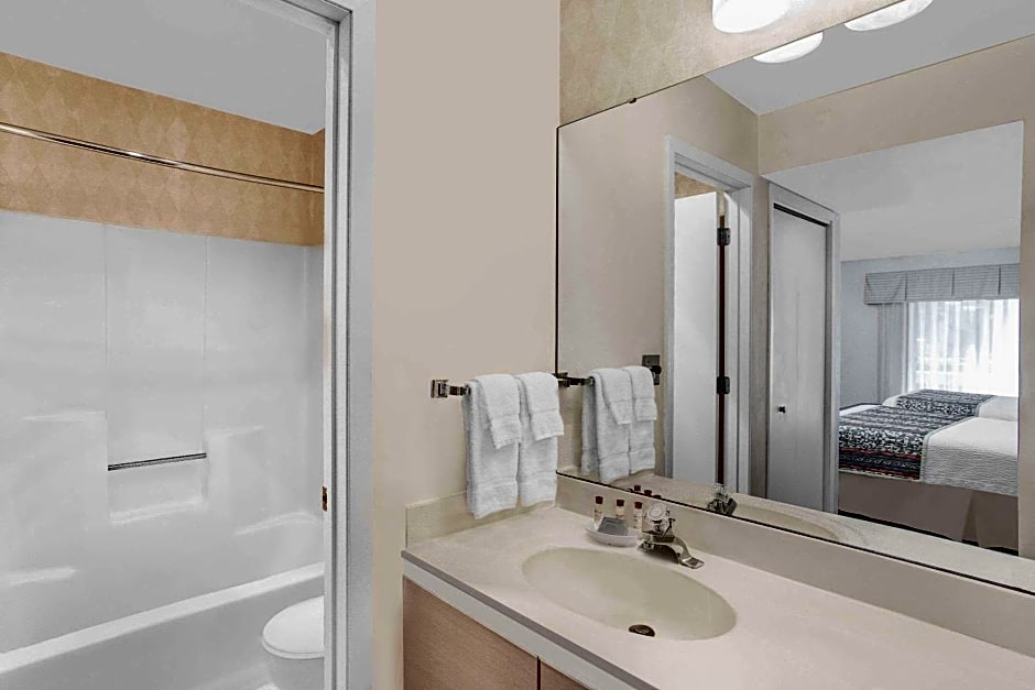 Hawthorn Suites Green Bay