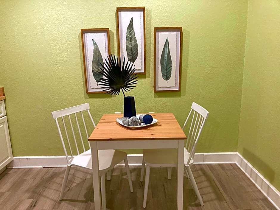 3Gulls Inn Ozona-Boutique Hotel-Steps from Restaurants & Brewery-SwimSpa Pool-Pet Friendly