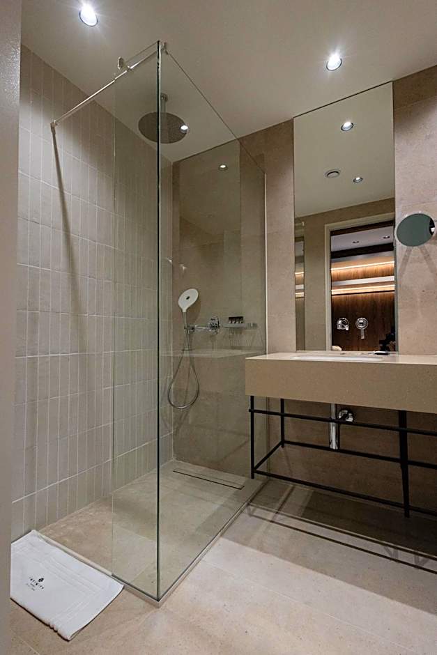 Infinity Hotel & More