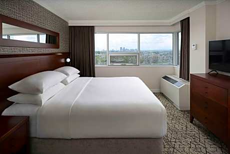 1 Bedroom Larger Suite, 1 King, Sofa bed
