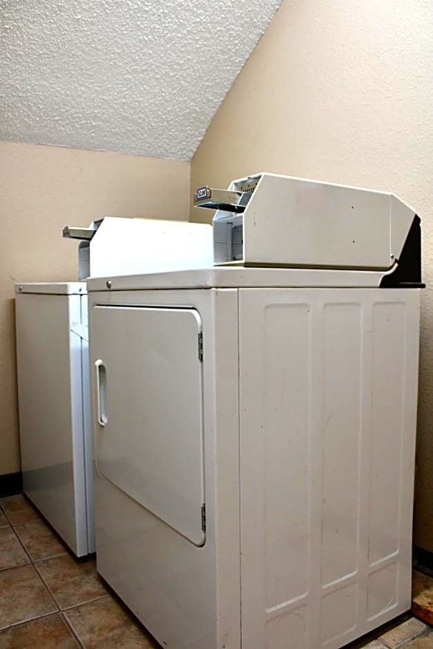 HomeTown Inn & Suites