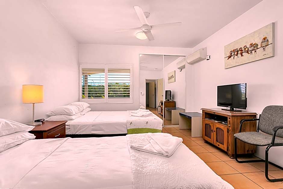 Cairns Reef Apartments & Motel