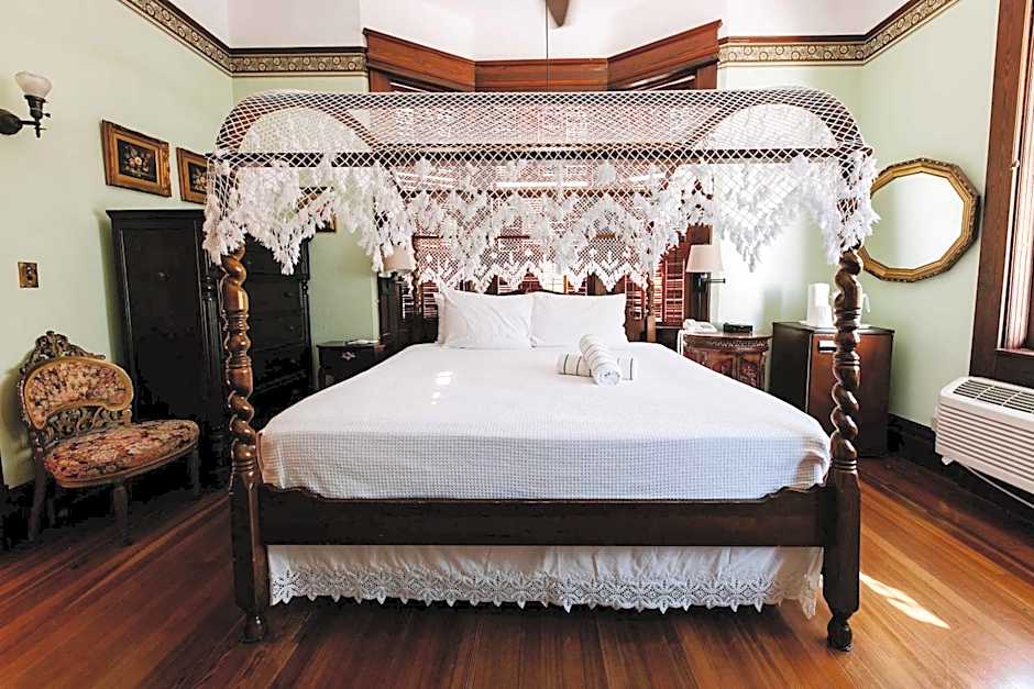 Deluxe King - Curry Mansion with Pool!
