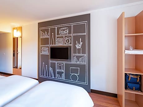 Room with 2 Single Beds Equipped with New Bedding