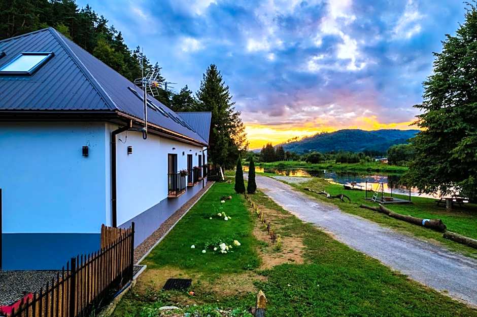 Przystań nad Sanem z widokiem na góry i rzekę