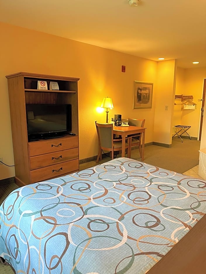 Super 8 by Wyndham Topeka at Forbes Landing