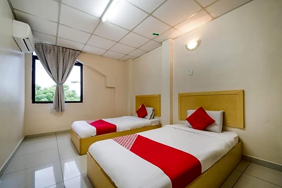 HOTEL RIVER INN