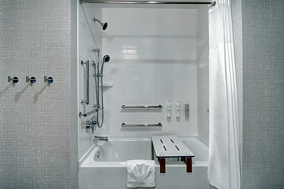 Photo 1 of 7 of 2 Queen Beds, Mobility Accessible, Bathtub