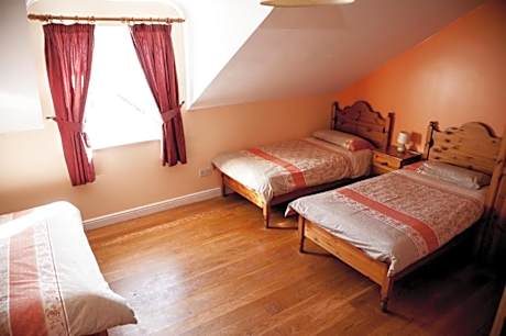 Quadruple Room with Private Bathroom