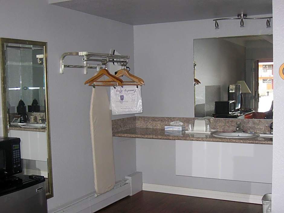 Santa Fe Inn - Pueblo