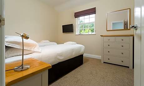 Lady of the Lake 2 Bedroom Apartment with Lakeview - Dog Friendly