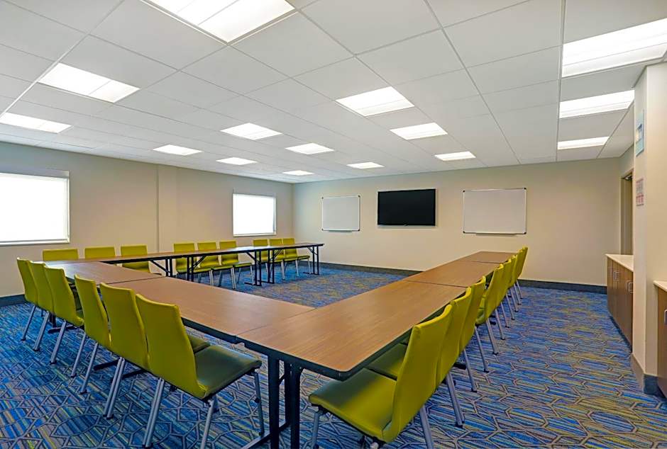 Holiday Inn Express & Suites - Lenexa - Overland Park Area By IHG