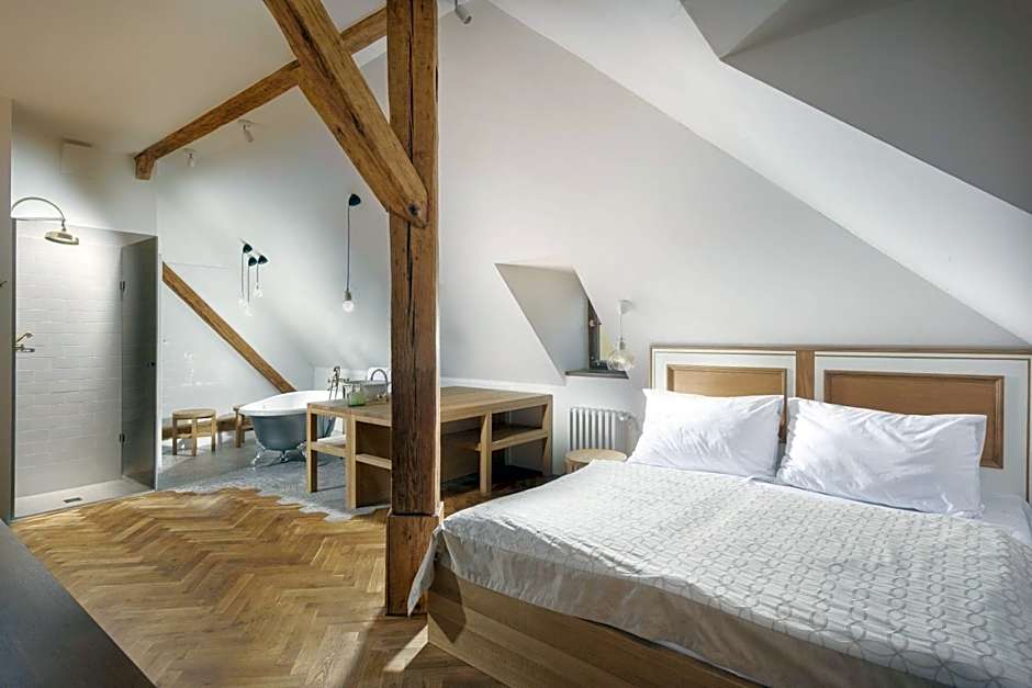 Hotel At the Golden Scissors