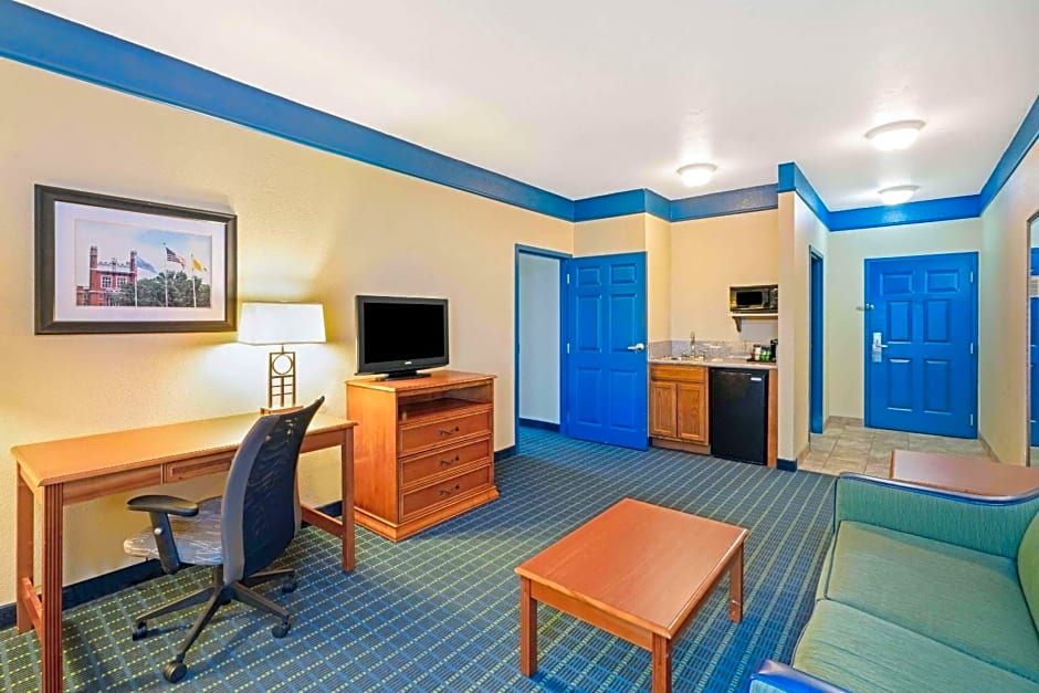 La Quinta by Wyndham Shawnee