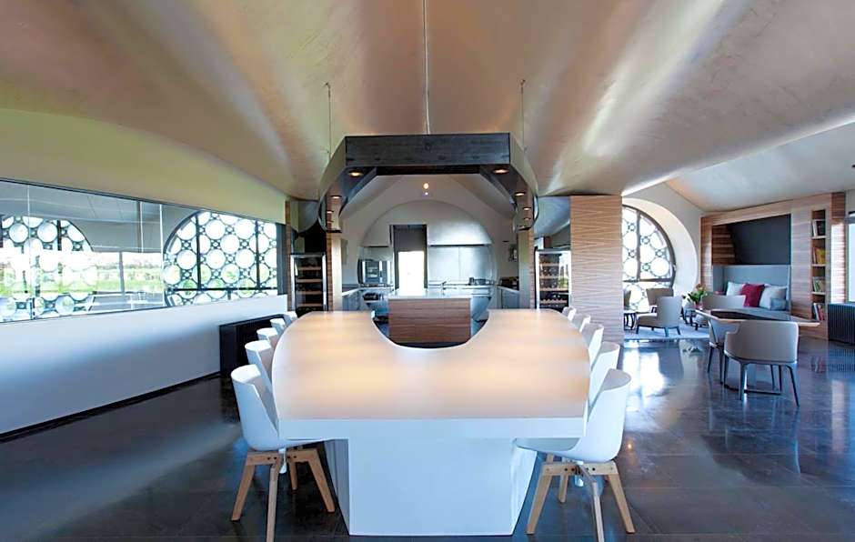 Cava & Hotel Mastinell