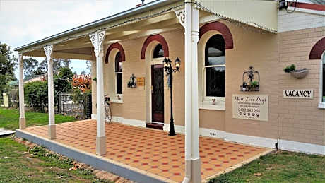 Must Love Dogs B&B & Self Contained Cottage