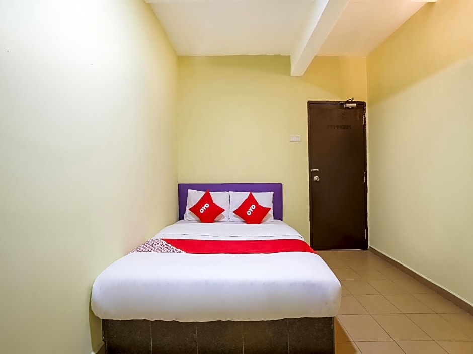 OYO 89585 Hotel Happy Inn