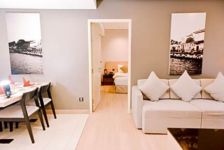 Straits Suite