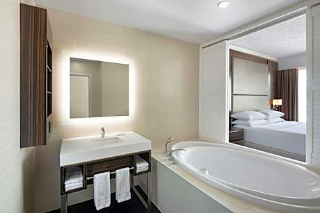 1 Bedroom Suite, 1 King, Sofa bed, Whirlpool