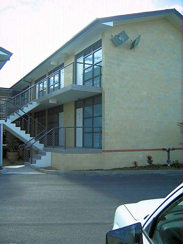 Queensport Tavern And Motel