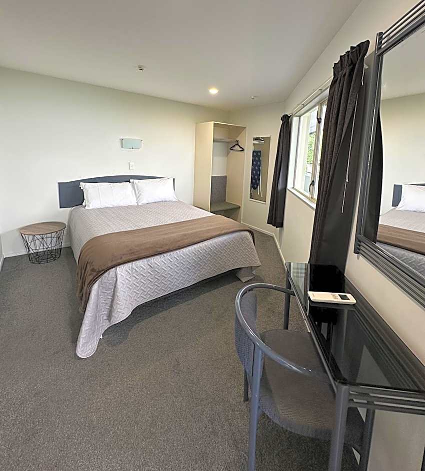 Baycourt Lakefront Motel