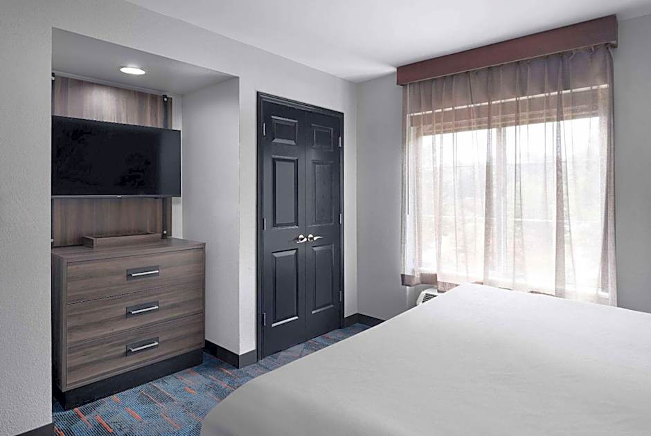 La Quinta Inn & Suites by Wyndham Greensboro