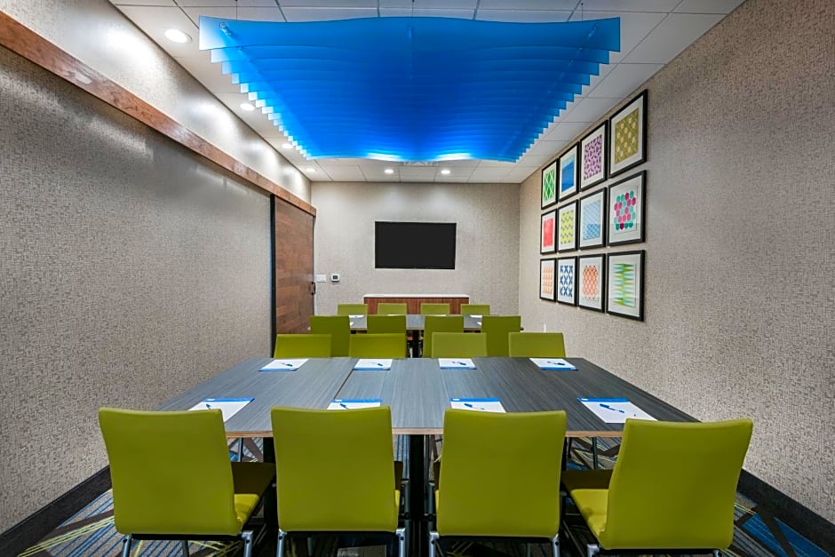 Holiday Inn Express & Suites Bryan - College Station, an IHG Hotel