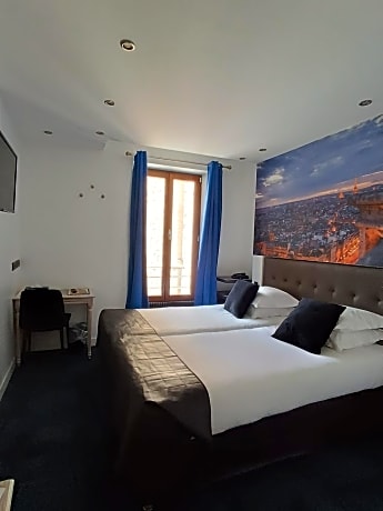 Superior double or twin with street view or courtyard