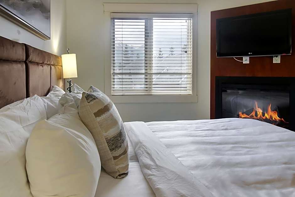 Marvellous Mountain Condo- Pets - Pool & Hot Tub managed by Little Sister Getaways