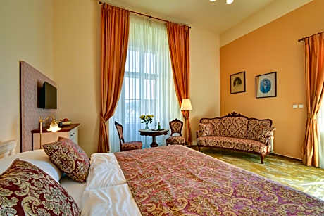 Deluxe Queen Suite