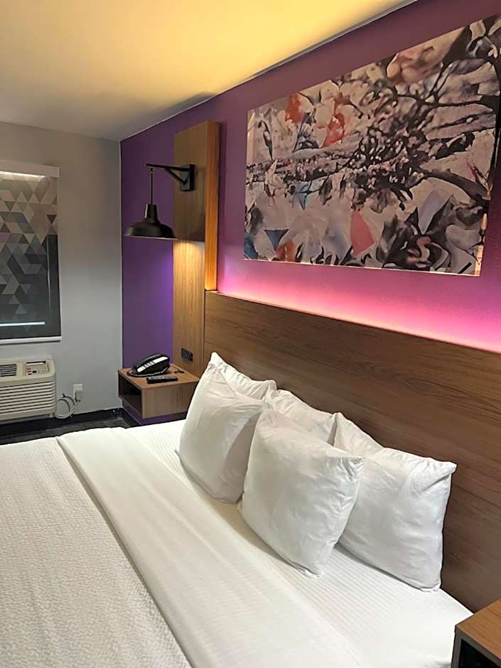 La Quinta Inn & Suites by Wyndham Mid-City