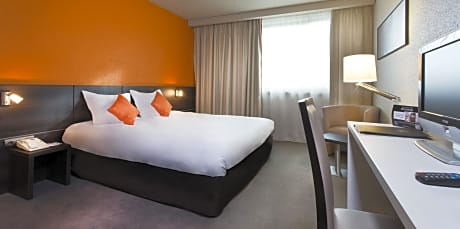 1 Queen Bed, Standard Room, Free Wi-Fi, Air-Conditioned, Mini Bar, Hairdryer, Safety Box