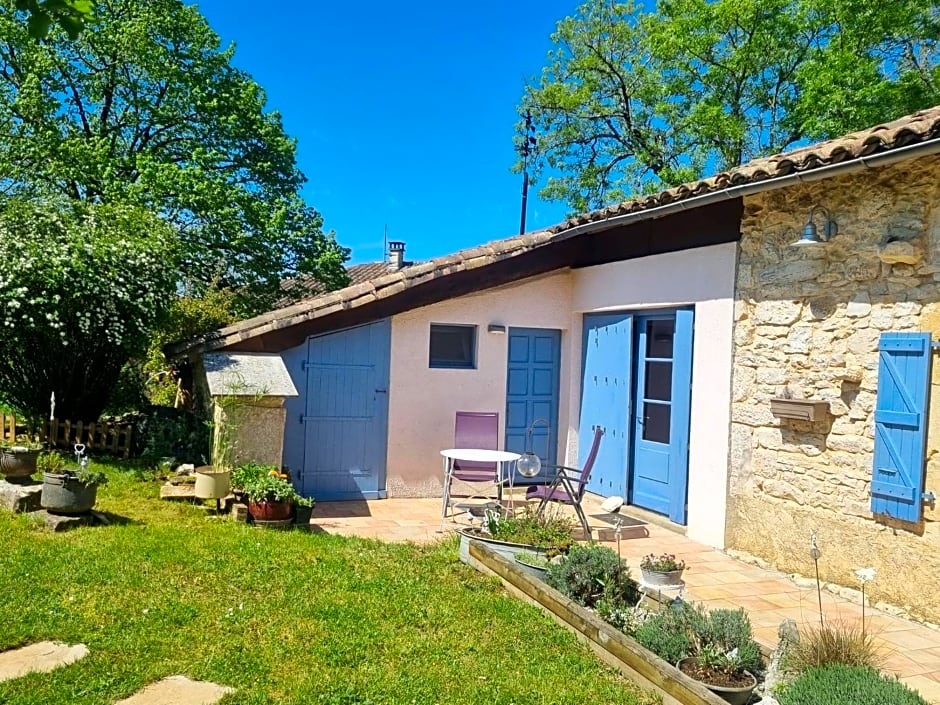 A SERVANAC Chambre privative dans un jardin bucolique