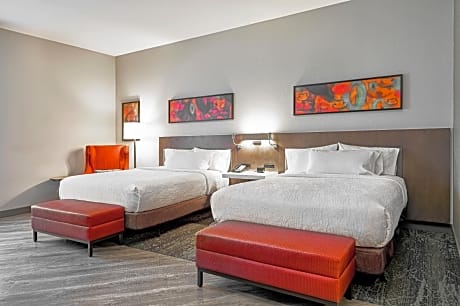 2 Queen Mobility/Hearing Accessible W/Bathtub