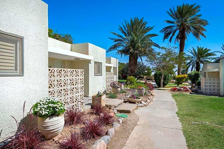 קיבוץ אילות - חדרי אירוח עם בריכה משותפת