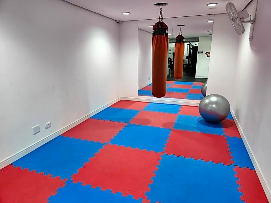 Lindo Flat Capitania Varam , WI FI , 2 aparelhos de ar condicionado , serviço de praia , enorme sacada com vista ao mar e telas de proteção para as crianças , 3 piscinas