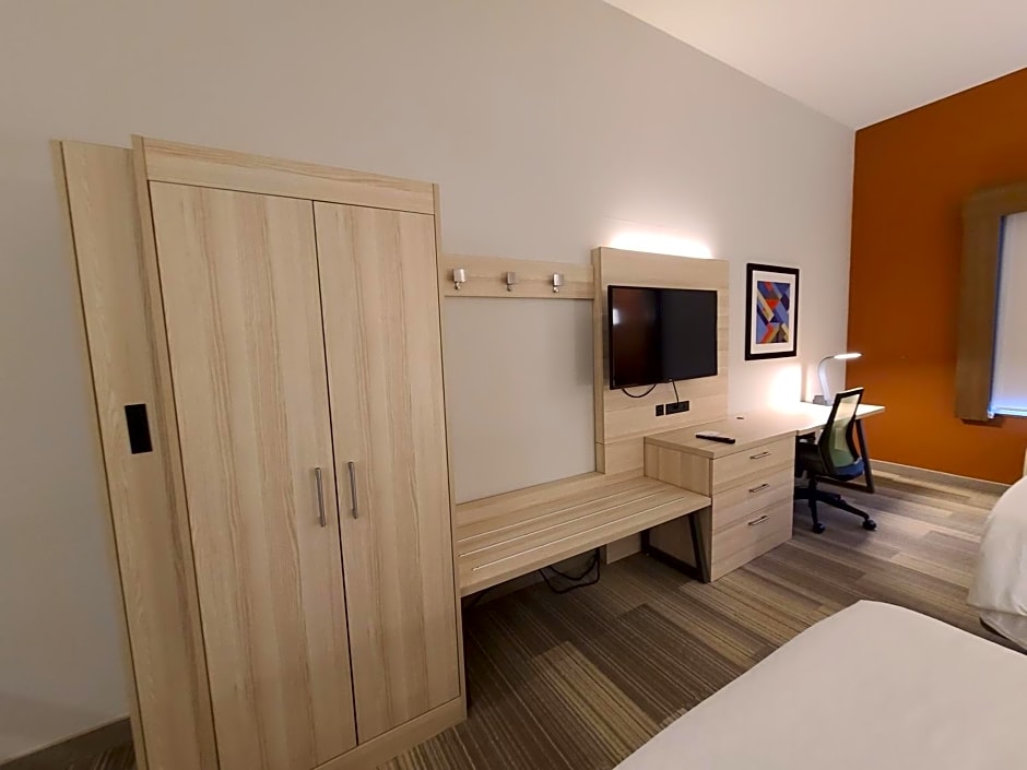 Holiday Inn Express Lordstown Newton Falls Warren By IHG