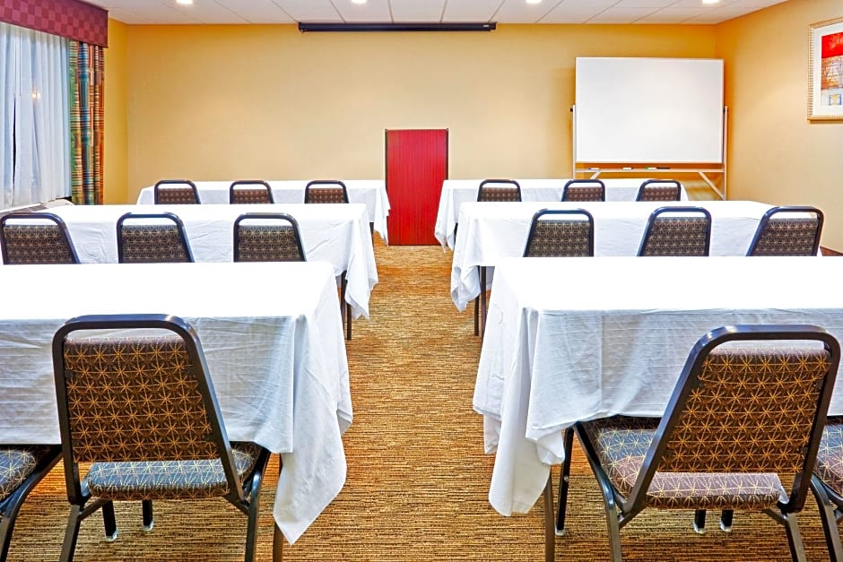 Holiday Inn Express Hotel & Suites-Magee By IHG
