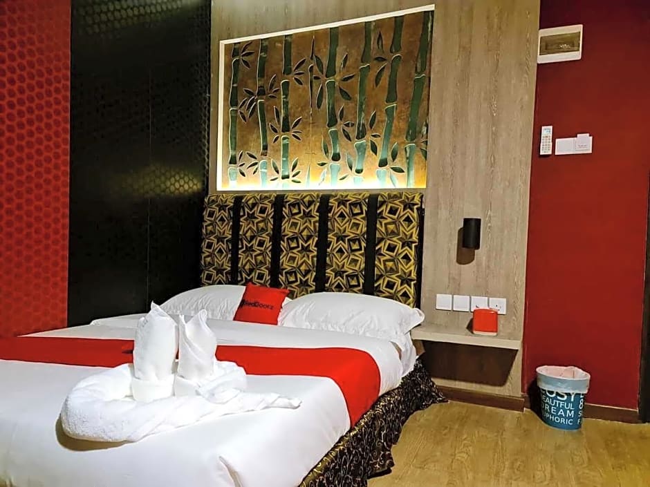 RedDoorz Plus near Nagoya Hill Batam 6