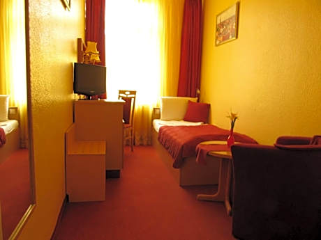 Single Room with Private Bathroom in Hallway