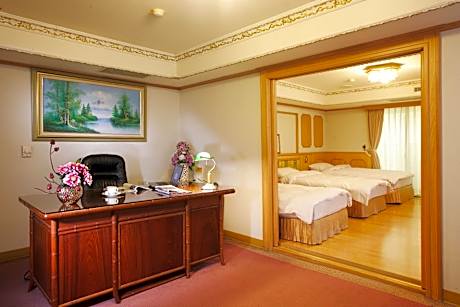Deluxe Queen Room with Two Queen Beds