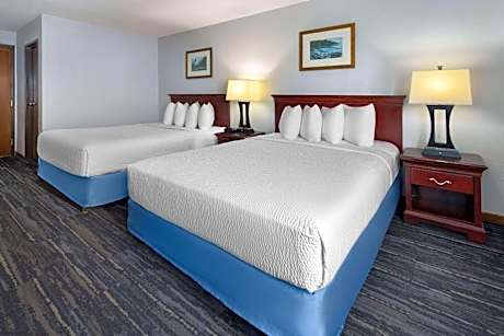 Studio Suite with One Double and Two Queen Beds - Non-Smoking