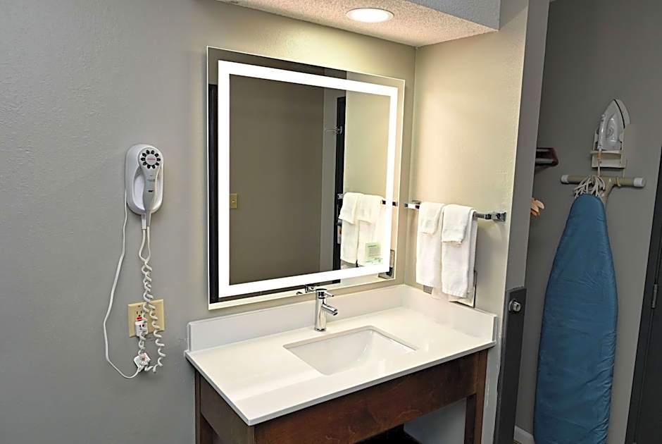 Super 8 by Wyndham Higginsville