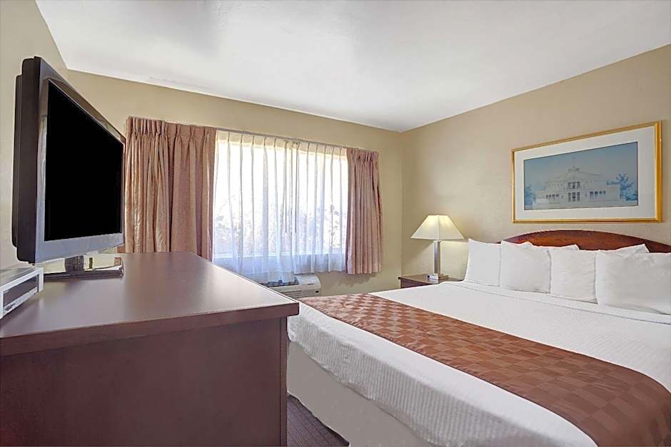 Travelodge by Wyndham Everett City Center