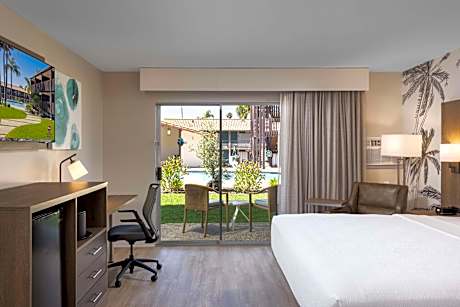 Deluxe King Room with Courtyard View