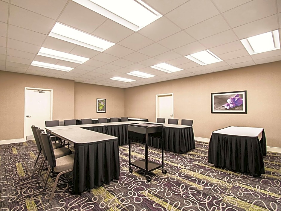 La Quinta Inn & Suites by Wyndham Cincinnati Sharonville