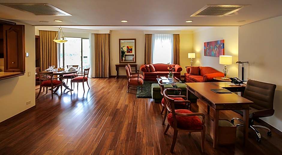 Foto 1 dari 4 — Master 1 King Bed Suite