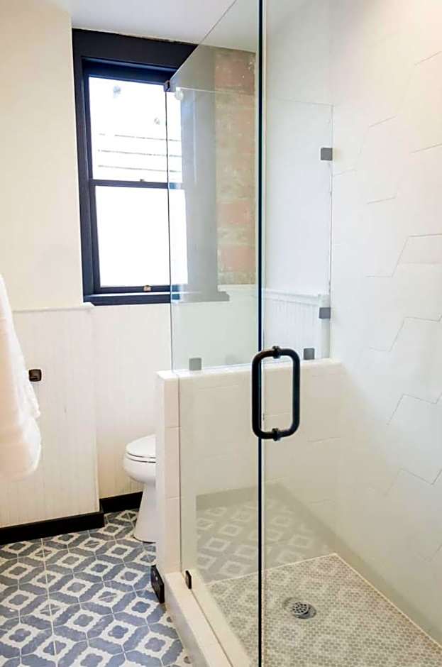 Speakeasy Queen Suite (Rm 7)